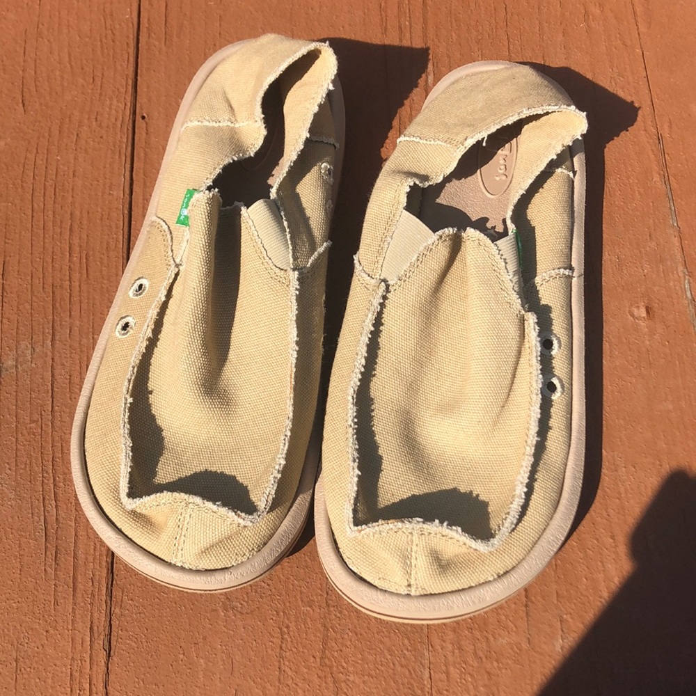 Men’s Sanuk slip ins size 9